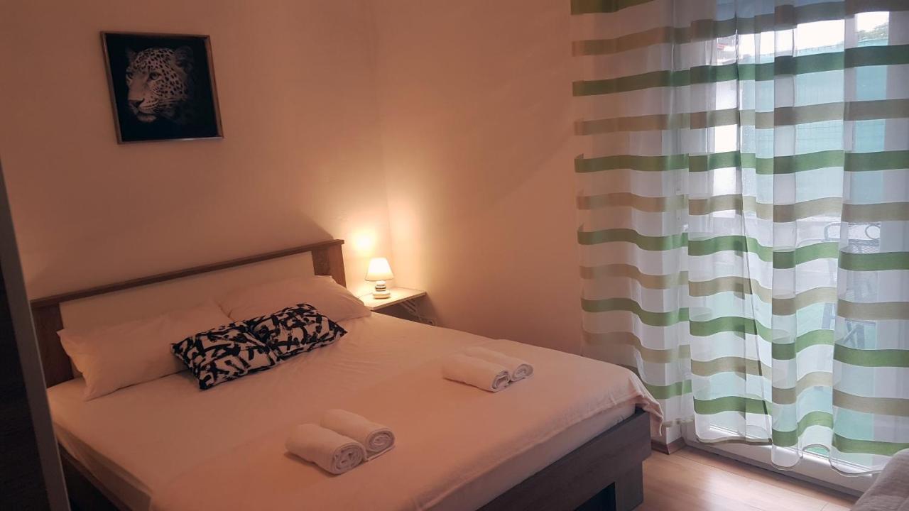 Apartmani Ab Pirovac Buitenkant foto