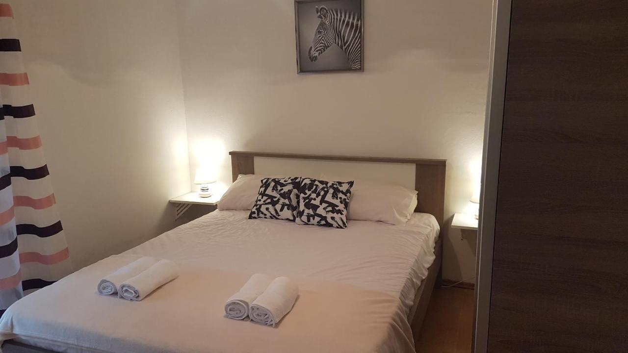 Apartmani Ab Pirovac Buitenkant foto