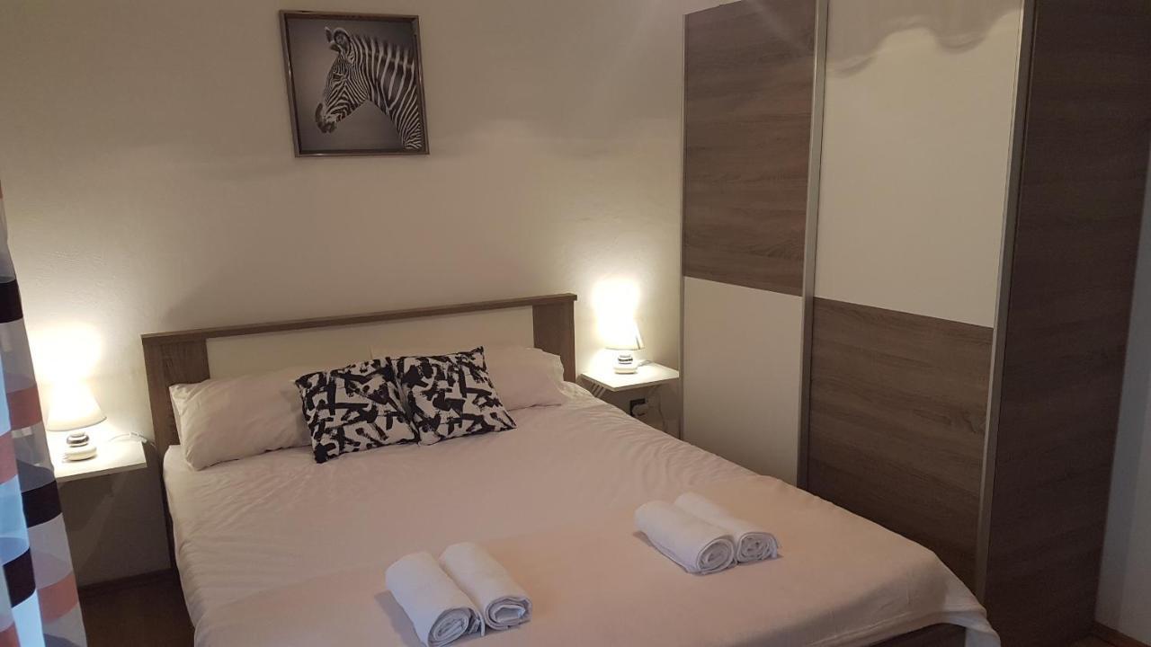 Apartmani Ab Pirovac Buitenkant foto