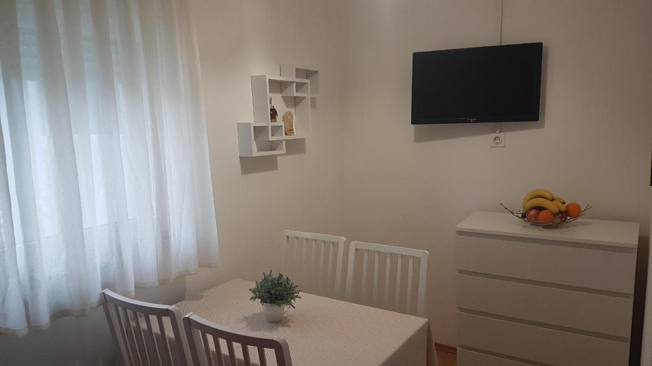 Apartmani Ab Pirovac Buitenkant foto