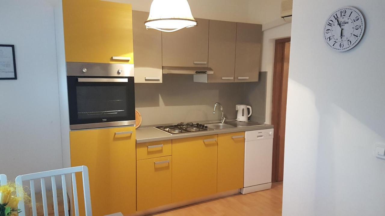 Apartmani Ab Pirovac Buitenkant foto